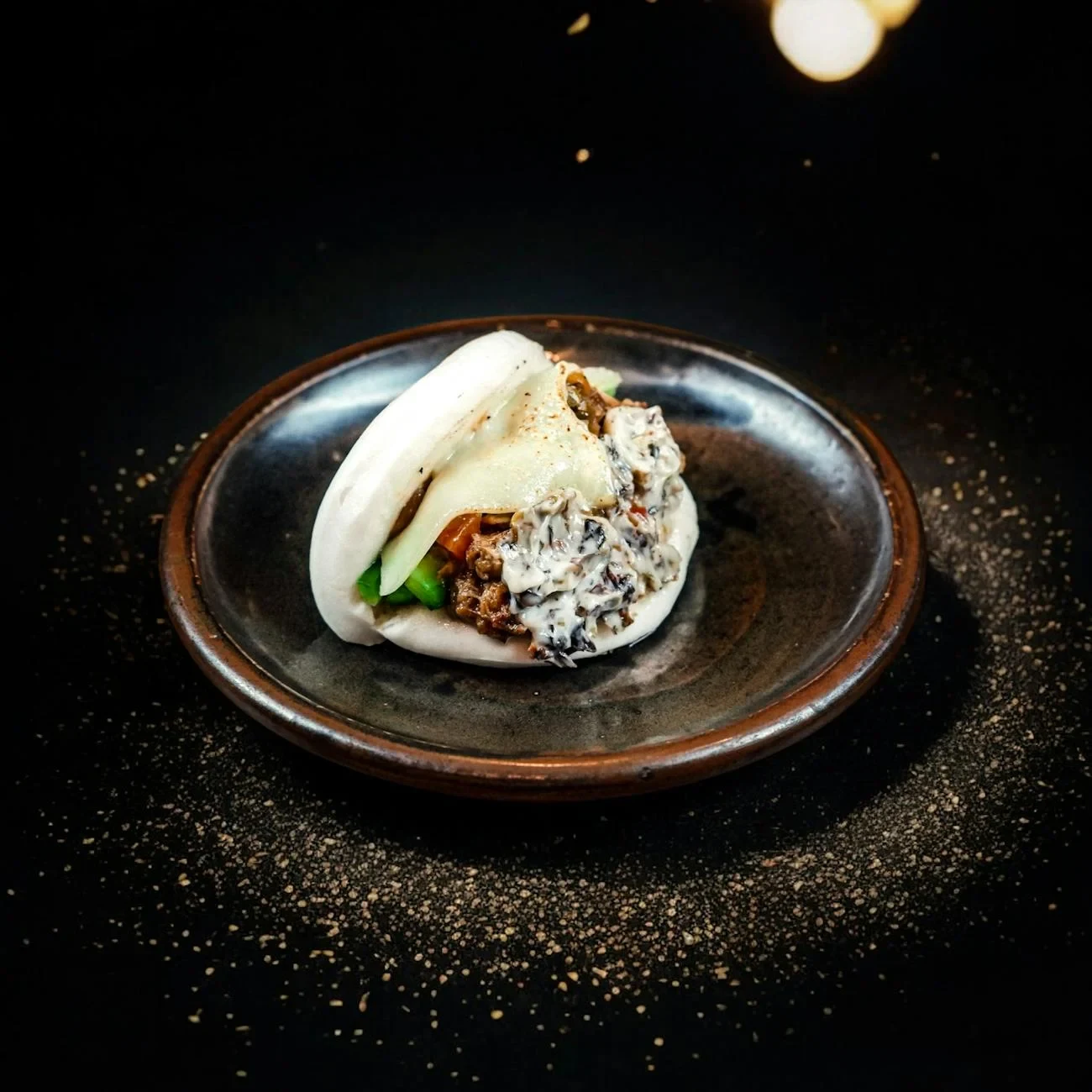 Pizza Margherita sortant du four à bois crépitant